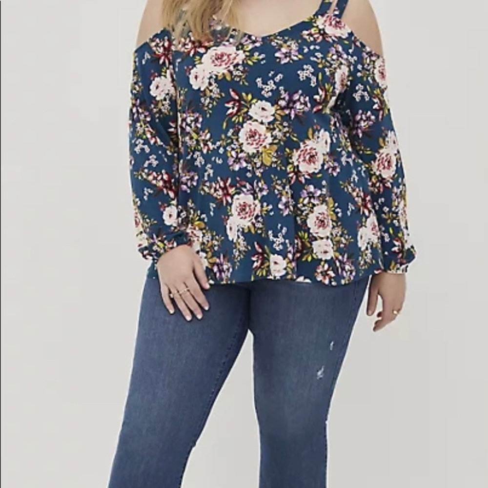 Strapped cold shoulder top - Picture 2 of 5